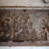 Salendo le scale che conducono al terrazzino veniamo poi rapiti da una grande edicola della Madonna di Costantinopoli con ai lati Sant�Antonio e San Rocco posta su una parete. Si tratta di un olio su rame di Michele Montrone, grande artista �sacro� attivo tra la fine dell�800 e l�inizio del 900